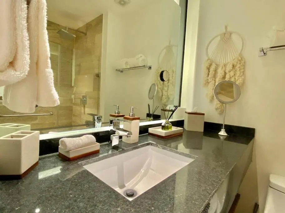 New! Luxury Top Floor Condo-Steps To 5Th-Fast Wifi Playa del Carmen Apartment